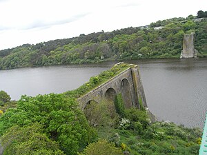 Vue des piles de l'ancien pont de La Roche-Bernard.