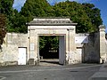 Le portail de l'abbaye, à l'extrémité sud-ouest du domaine, tourné vers Pont-Sainte-Maxence.