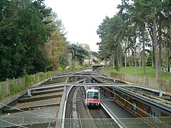 La gare au milieu du parc en regardant vers le sud.