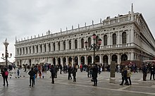 Un palais en bordure d'une grande place fréquentée