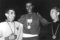Barry Magee (r.) bei der Siegerehrung des Marathons 1960. In der Mitte der Sieger Abebe Bikila (ETH), links Silbermedaillengewinner Rhadi Ben Abdesselam (MAR)