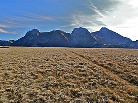 L'ubac de la pointe du Midi, de la pointe de Balafrasse, de la pointe Blanche et du pic de Jallouvre (de gauche à droite) vus depuis le col de Cenise au nord-ouest.