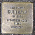 Ruth Kahn vor der Hudtwalckerstraße 27