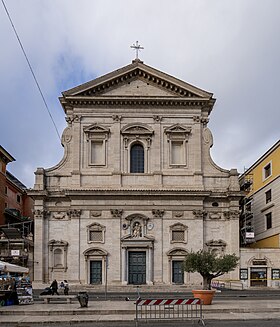 La façade de l'église.