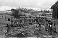 Ouvrières cinghalaises participant au chantier d'une base d'hydravions de la RAF à Red Hills Lake, Ceylan, septembre 1944.