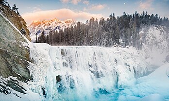 Les chutes Wapta, dans le parc national de Yoho, dans l'Alberta. (définition réelle 4 482 × 2 673)