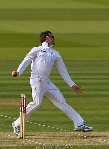 Swann bowling against Sri Lanka at Lord's in t...
