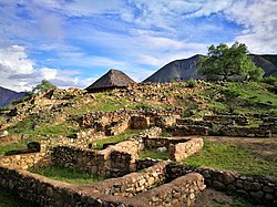 Templo Blanco de Kotosh amb l'edifici del Templo de las Manos darrera06.jpg