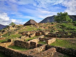 Templo Blanco de Kotosh amb l'edifici del Templo de las Manos darrera06.jpg