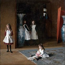 Olejomalba čtyř dívek v interiéru. Jedna dívka sedí na podlaze a drží panenku, zatímco tři další stojí s různými výrazy a v různých polohách. Pokoj je tmavý s několika detaily, jako jsou velká váza a otevřené dveře vedoucí do další místnosti.