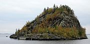 Ukonkivi (Đá Ukko) ở hồ Inari, Lapland. Di chỉ này có thể là thánh địa của người dị giáo