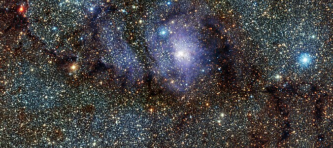 这是通常被称为礁湖星云的M8恒星形成区的红外照片，由欧洲南方天文台位于智利的帕瑞纳天文台用可见光和红外巡天望远镜拍摄于2011年1月。
