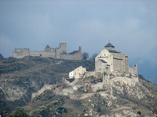 Базилика на фоне замка Турбийон