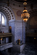 La rotonda del edificio Legislativo con candelabro y brasero romano.
