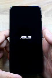 Черный загрузочный экран с логотипом «ASUS» в белом цвете.