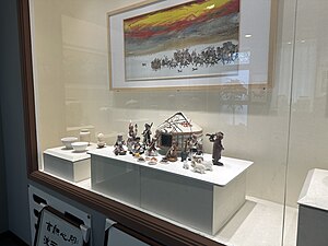 丝绸之路陶瓷科技艺术馆展出的瓷板画和陶泥彩塑展品