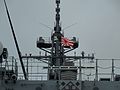 護衛艦のメインマストに掲揚される自衛艦旗と隊司令旗（甲）
