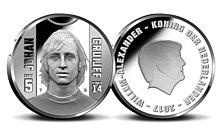 Euro coin, the Johan Cruijff Fiver issued in 2017, designed by Hennie Bouwe. 2017 Johan Cruijff Vijfje.jpg