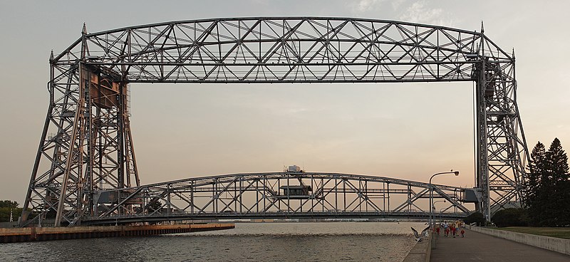 http://upload.wikimedia.org/wikipedia/commons/thumb/9/97/Aerial_lift_bridge_duluth_mn.jpg/800px-Aerial_lift_bridge_duluth_mn.jpg