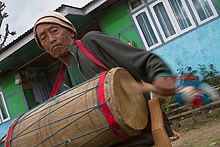 Пожилой мужчина играет на барабане Чьябрунг, Юксом, Западный Сикким, Индия