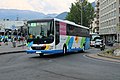 Photographie en couleurs d’un autocar au colza à Annecy en 2022.
