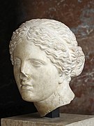 Tête en marbre du type de l'Aphrodite de Cnide, dite « Tête Borghèse ». H. conservée : 33,5 cm. Copie romaine d'époque impériale, Louvre (Ma 421 = MR 675).