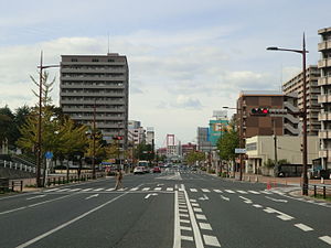 浅生通り（左が浅生、右は新池。通りの奥に若戸大橋が見える。）