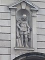 Статуя Бэкона за пределами Центральной библиотеки Ислингтона, Холлоуэй-роуд, Лондон. Jpg