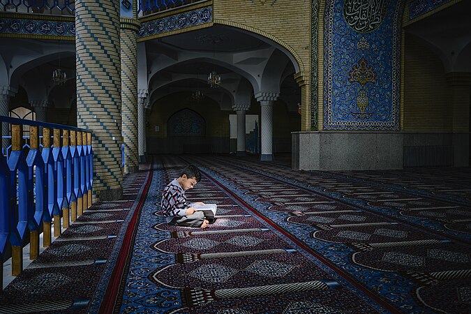 圖為伊朗庫爾德斯坦省萨南达季達爾哈桑清真寺（英语：Dar ul-Ihsan Mosque）內，一名正在閱讀書籍的男孩。