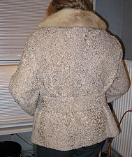 Jacke aus beige gefärbten, ungeschorenen Buenolammfellen mit Nerzkragen (ca. 1970)
