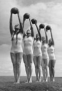 Gymnastes avec balle, 1933 (Archives fédérales allemandes).