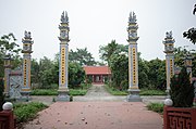 Cổng vào Lăng mộ cụ tổ truyền nghề đúc đồng thôn Quảng Bố