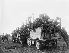 القوات الكندية وهي تعود من معركة فليرز كورسيليت في السوم، سبتمبر 1916.