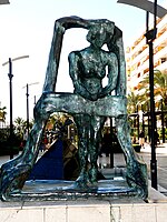 Gala asomada a la ventana, escultura de Salvador Dalí de explícita relación con la pintura del mismo autor titulada Muchacha en la ventana (no puede utilizarse la imagen del cuadro por estar sujeta a derechos).