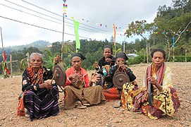 Frauen in Letefoho in Tais und Kebaya