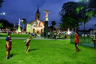 Praça São José, e ao fundo a Igreja de São José, no Centro do município
