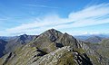 Blick vom Hauptgrat der Five Sisters nach Westen zum Gipfel des Sgùrr na Ciste Duibhe