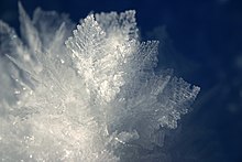 Pequenos cristais de gelo de formato folheado