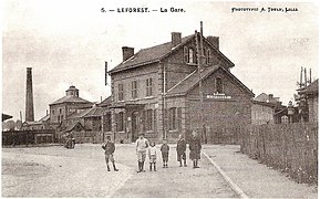 La fosse no 2, en arrière-plan de la gare.