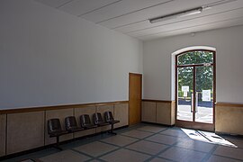 La salle d'attente du bâtiment voyageurs.