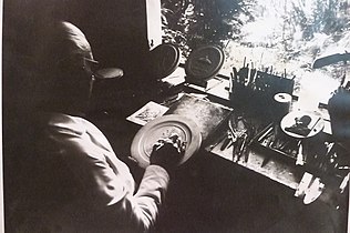 Georges Contaux dans son atelier en 1970, travail sur moulage de plâtre.