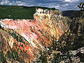 Vue du Grand Canyon de Yellowstone mettant en exergue les couleurs des falaises.