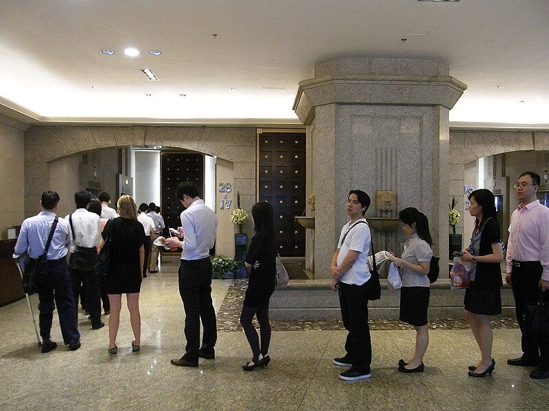 File:HK Sheung Wan 新紀元廣場 Grand Millennium Plaza lift lobby 08 visitors queue morning July-2012.JPG