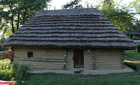 Крестьянский дом конца XVIII века из села Тибава (ныне Свалявский район). По одной из гипотез в этом доме в 1802 году родился русский этнограф, филолог и историк Юрий Венелин-Гуца. Хата трехкамерная, построена из елового кругляка, обмазанного глиной. Крыша четырехскатная, покрыта соломой. Пол глинобитный.