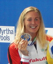 אוטסן עם מדליית הכסף בה זכתה במשחה ל-50 מטר פרפר בנתניה 2015