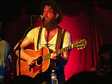 Description de l'image Joe Purdy performing in Ashville with Giving Tree.JPG.