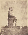 Fotografia d'epoca (1854) di uno dei colossi di Amenofi III. Tempio funerario di Amenofi III.