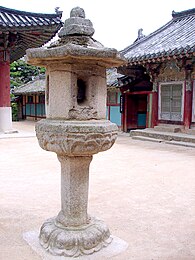 Een stenen lantaarn in Korea
