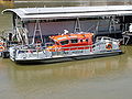 Londra İtfaiyesine bağlı bir gemi Thames Nehrinde