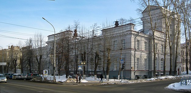 Проспект Ленина, 43. 2014 год. «Телецентр ТПИ» (1952—1955) располагался в башенке корпуса (на фото справа).